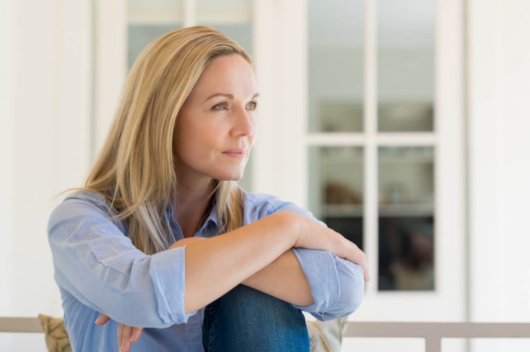 Een vrouw denkt aan haar toekomst en pensioen